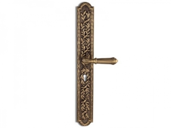 Дверные ручки на планке бронза
