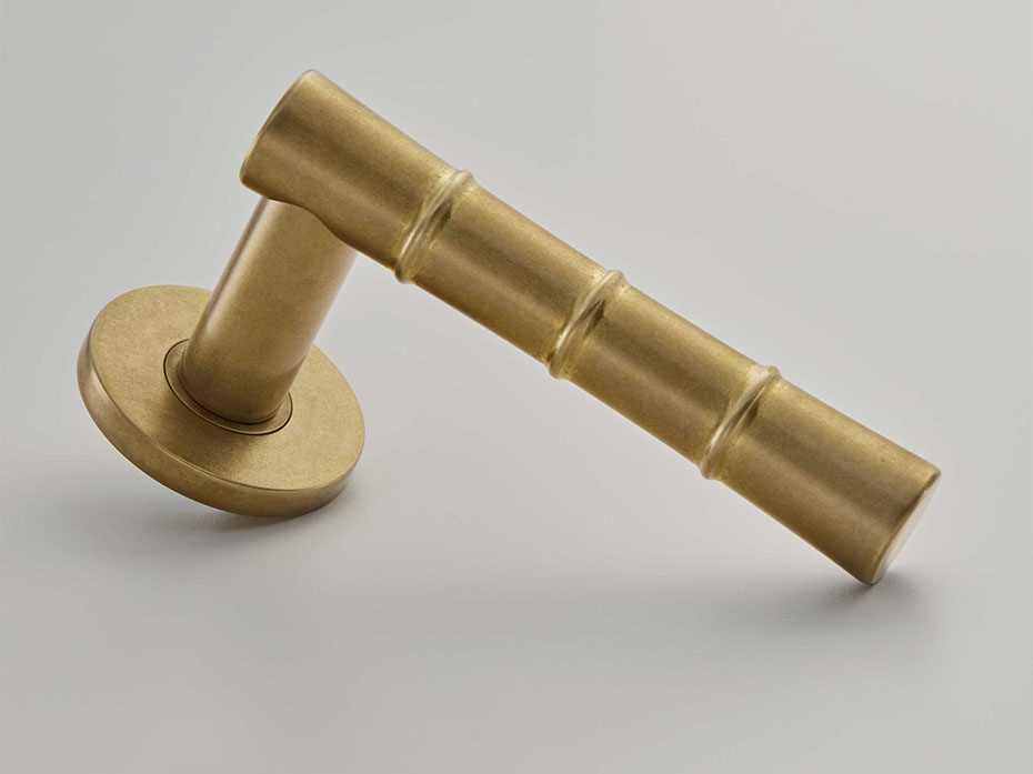 Дверная ручка на розетке Croft 120 Halo 210 античная латунь