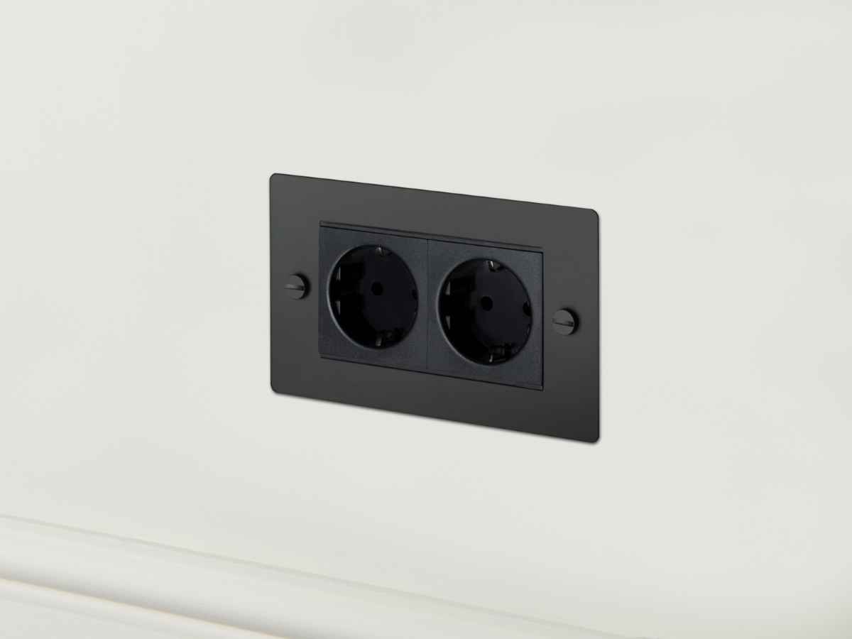 Розетка Buster & Punch двойная 2G_Euro UK-MG-CO-2G-BL-A чернёная латунь