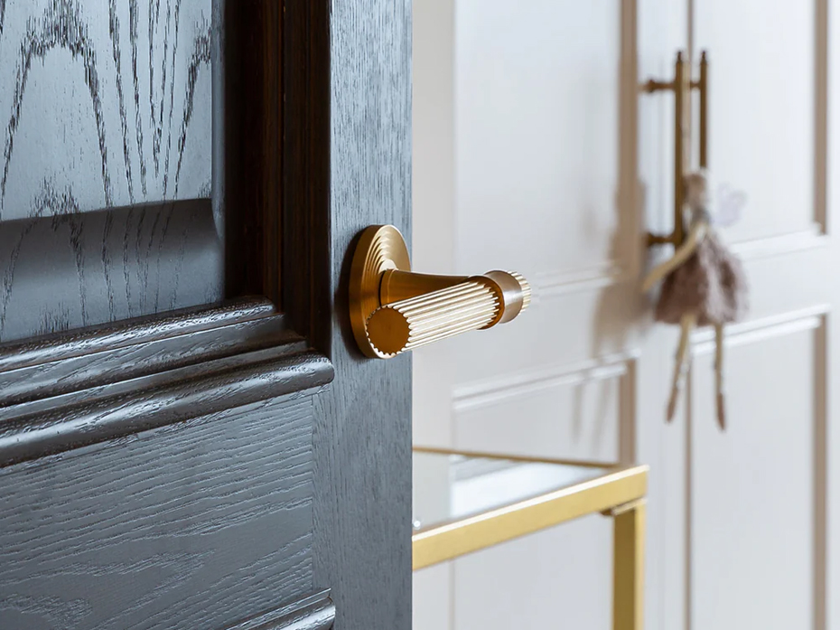 Дверная ручка на розетке Oliver Knights Annabelle полированная латунь