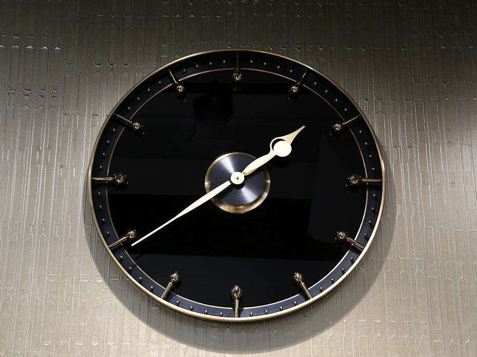 Часы Furnitek FG-1002026 матовая латунь стекло чёрное глянец 800мм