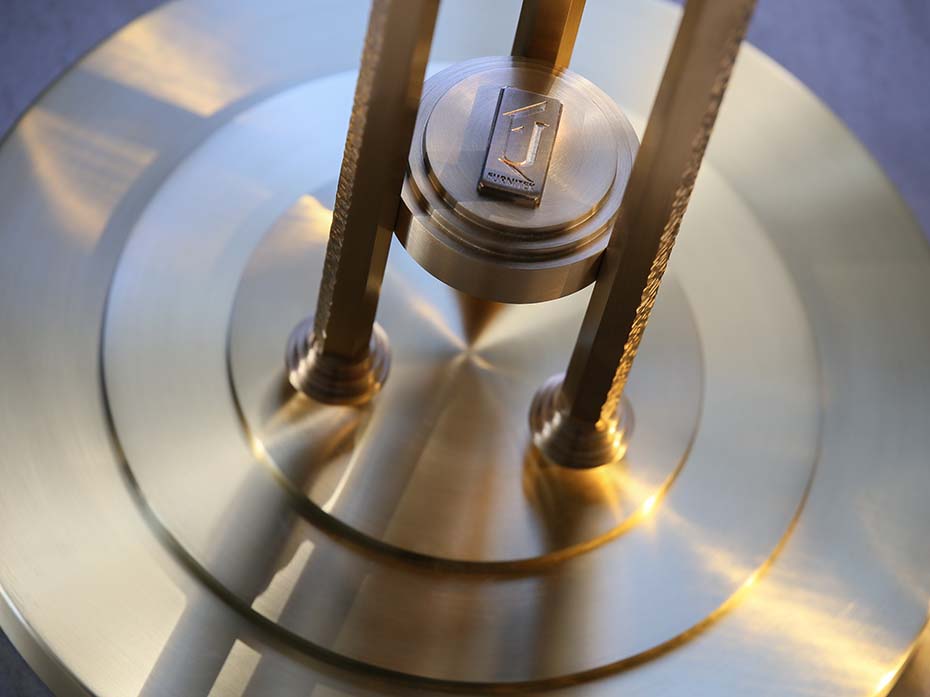 Стол кофейный круглый Furnitek FG-058 из латуни