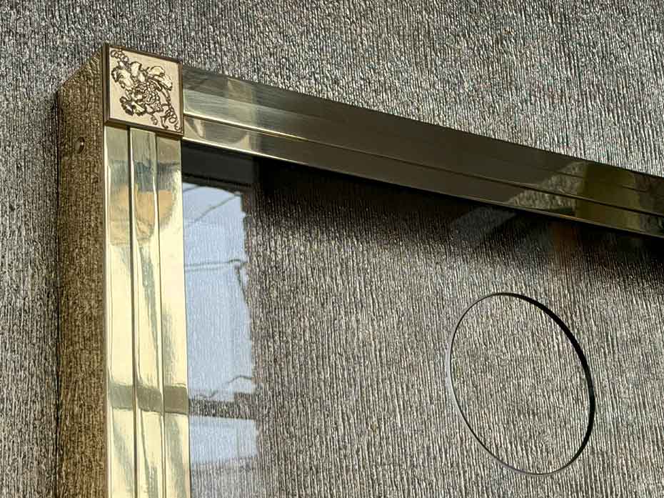 Панно для пробок на стену FURNITEK FG-04003 в латунной раме с полировкой