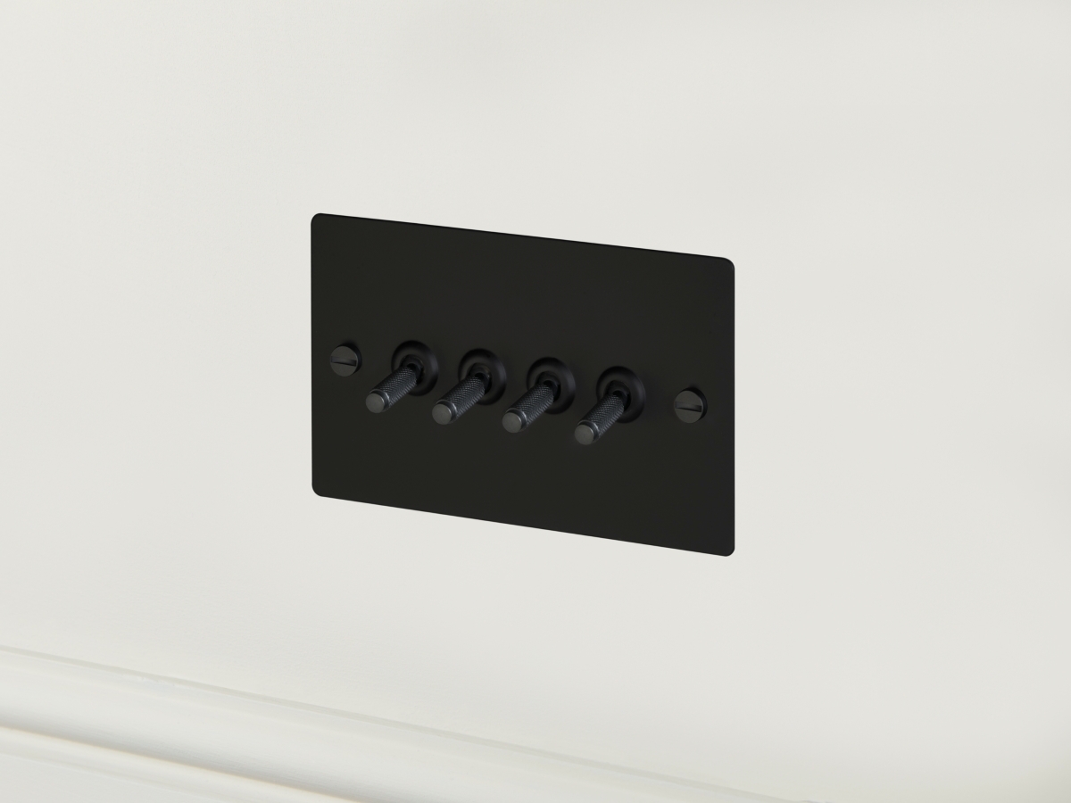 Выключатель тумблерный Buster & Punch четырехклавишный UK-TO-CO-4G-BL чернёная латунь