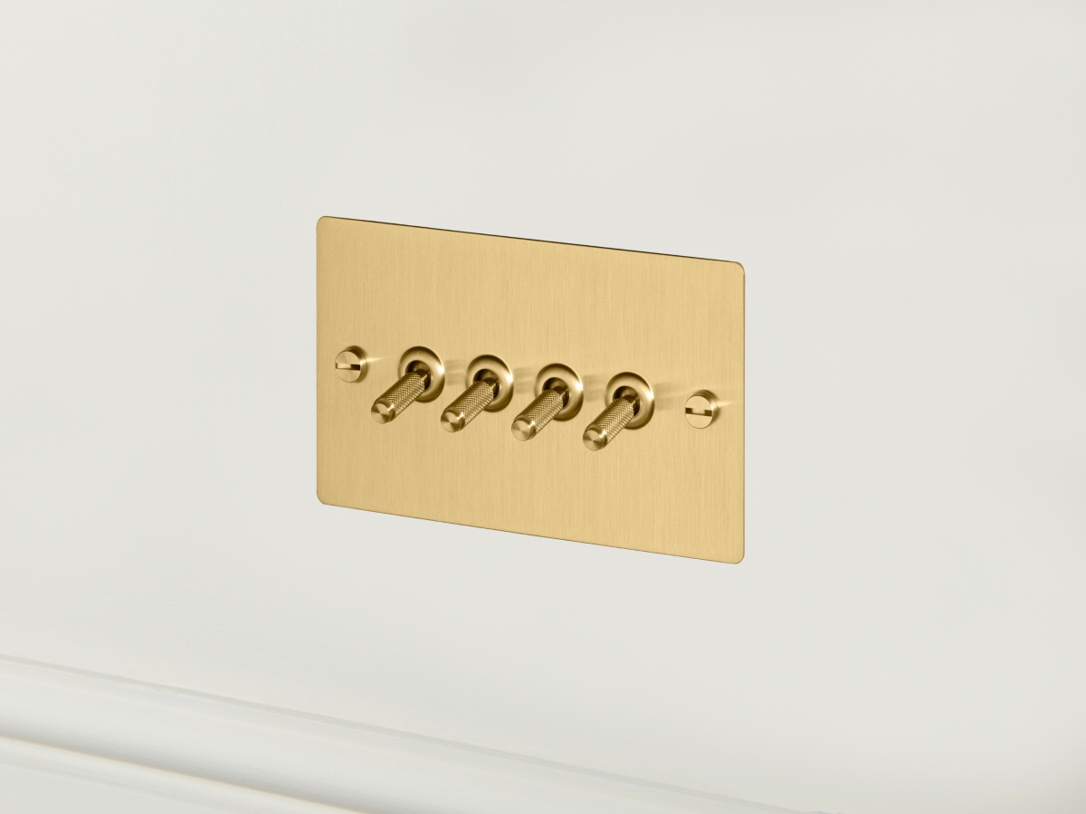 Выключатель тумблерный Buster & Punch четырехклавишный UK-TO-CO-4G-BR матовая латунь