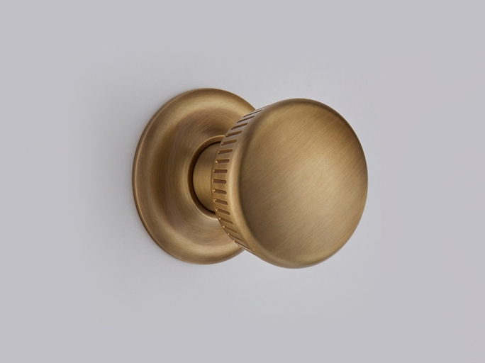 Дверная ручка-кноб на розетке Croft Brooklands 112 античная латунь