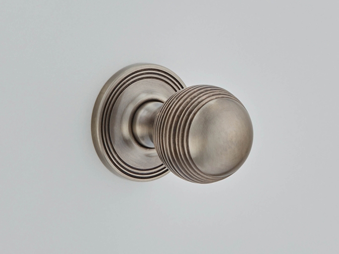Дверная ручка-кноб на розетке Croft Reeded Ball 6346 античный никель