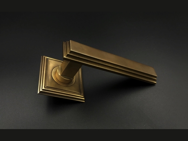 Дверная ручка на розетке Frank Allart 77286000 античная латунь