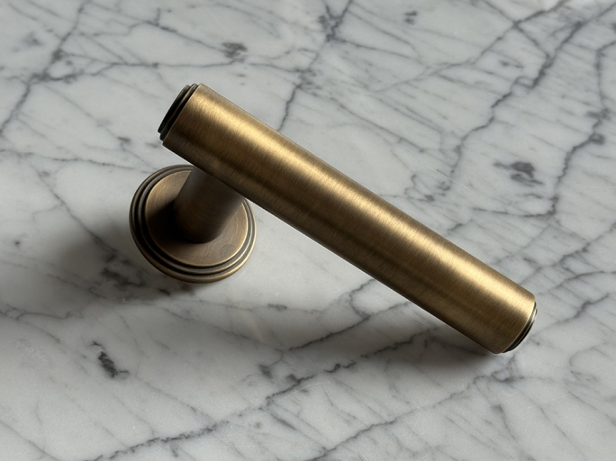 Дверная ручка на розетке Oliver Knights Ginglain античная латунь