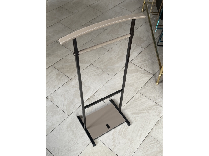 Напольная вешалка для одежды FURNITEK FG-095 из латуни и натуральной кожи чернёная латунь с полировкой