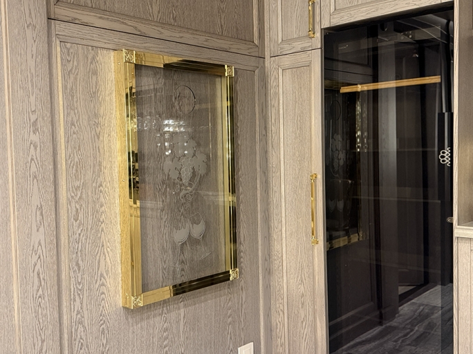 Панно для пробок на стену FURNITEK FG-04003 в латунной раме с полировкой