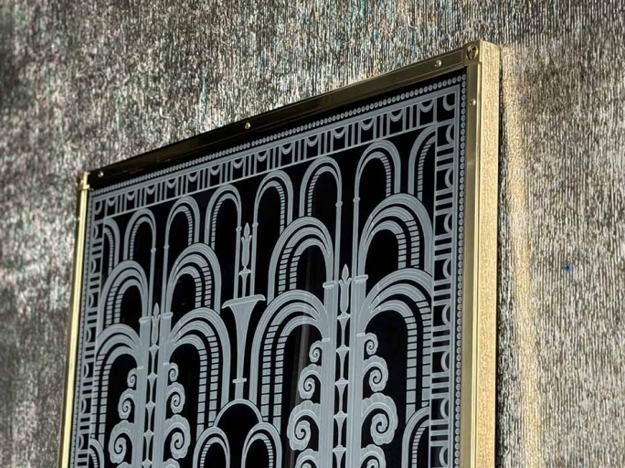 Картина со стеклом FURNITEK FG-302 в латунной раме фон чёрный