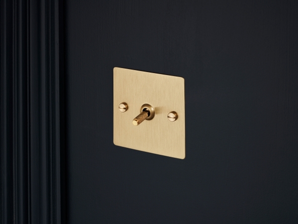 Выключатель тумблерный Buster & Punch одинарный UK-TO-CO-1G-BR матовая латунь