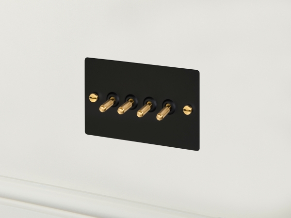 Выключатель тумблерный Buster & Punch четырехклавишный UK-TO-CO-4G- BL-BR чернёная латунь