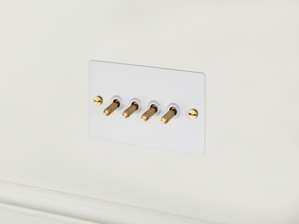 Выключатель тумблерный Buster & Punch четырехклавишный UK-TO-CO-4G-WH-BR белый